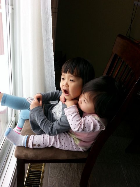 妹妹，你抱得太紧了.jpg