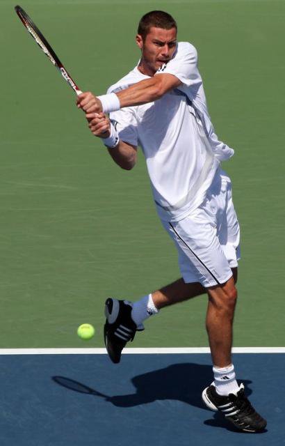 Marat Safin hits a two handed backhand during the 2009 US Open.JPG